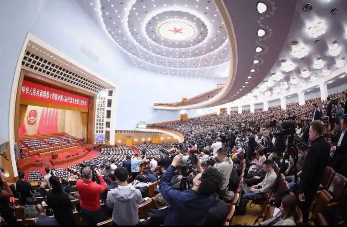 中华传媒报道融媒体中心直击两会：聚焦时代脉搏，传递实干强音